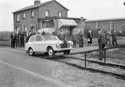 167003 Afbeelding van één van de eerste in Nederland geassembleerde Austin A 40 personenauto's bij Molenaars ...